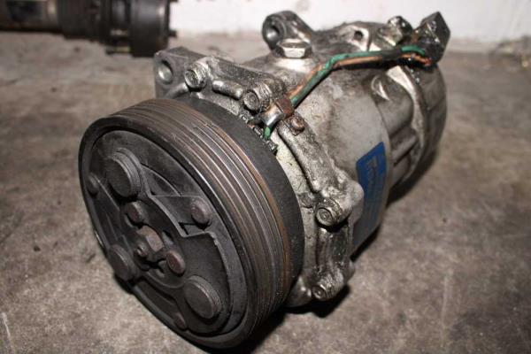 COMPRESSEUR DE CLIMATISATION - Vue 3